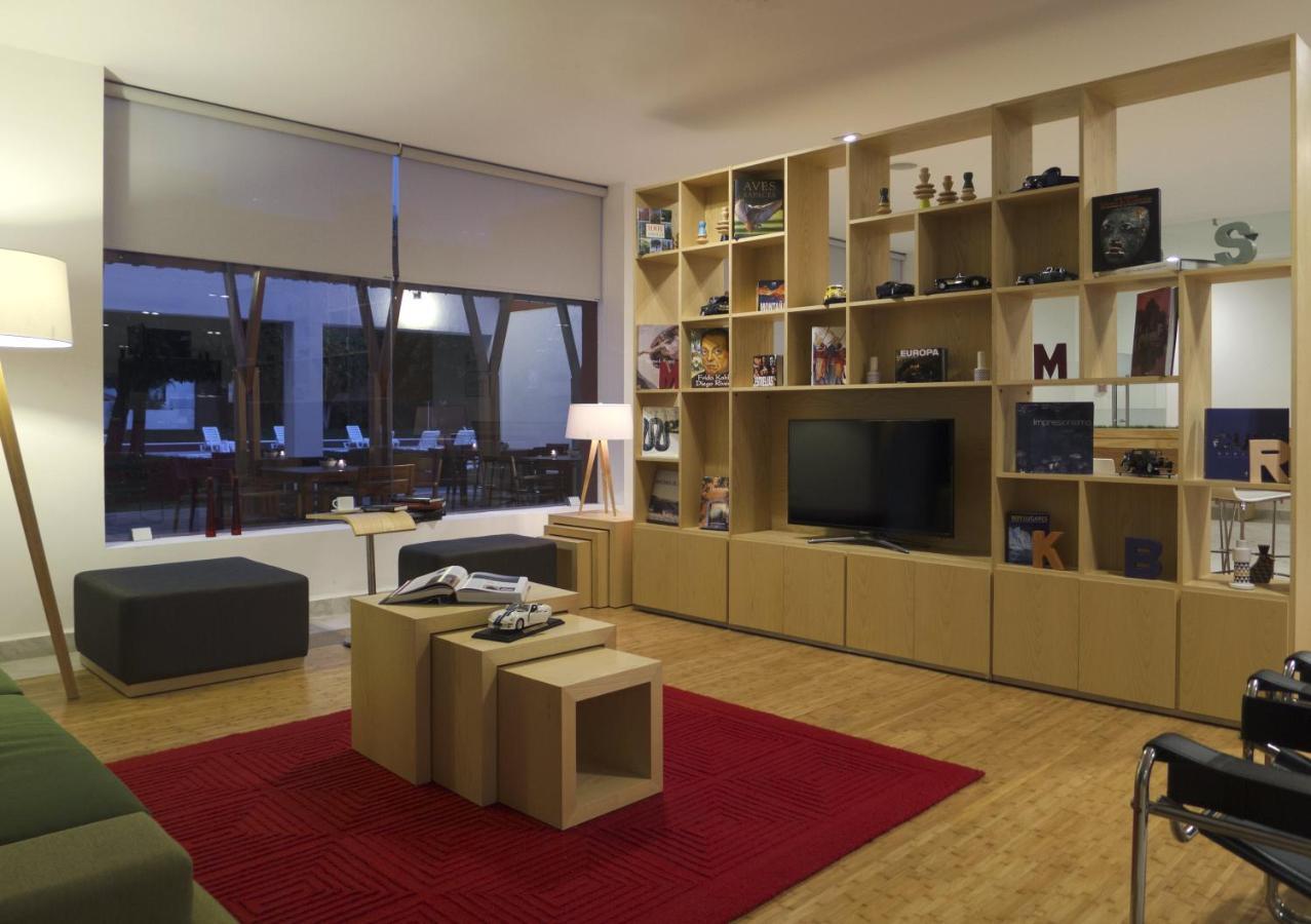 Fiesta Inn Леон Экстерьер фото
