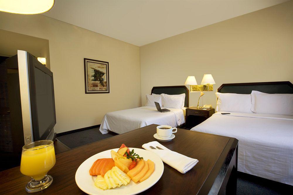 Fiesta Inn Леон Экстерьер фото
