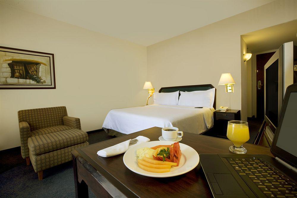 Fiesta Inn Леон Экстерьер фото