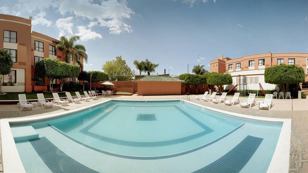 Fiesta Inn Леон Экстерьер фото